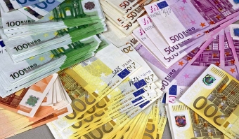 Bankerna gynnas när regeringen nu begränsar brukat av kontanter. Foto: Europol